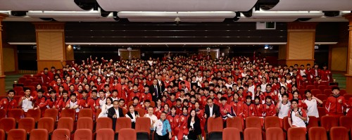 蘇炳添等體壇健將走進濠江中學與學子共話拼搏