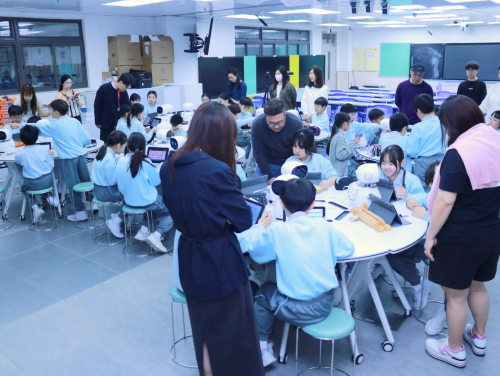 Family and School Working Together: Parents Join “Smart Classroom” Open Lessons
