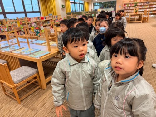 K1 Children Visit the School Library