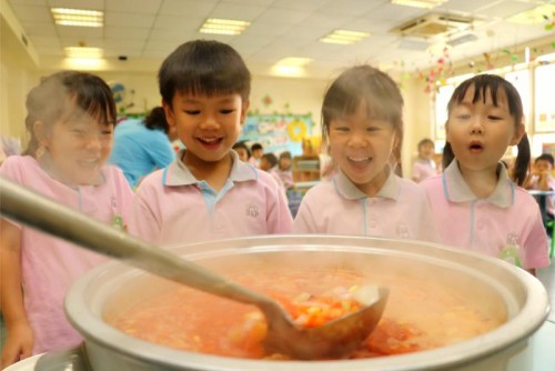 K3幼兒製作美味蔬菜湯